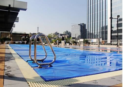 Phòng chống tia cực tím 100um 200um Bể bơi Mặt trời phủ màu xanh PE bong bóng chăn Solar Pool Cover
